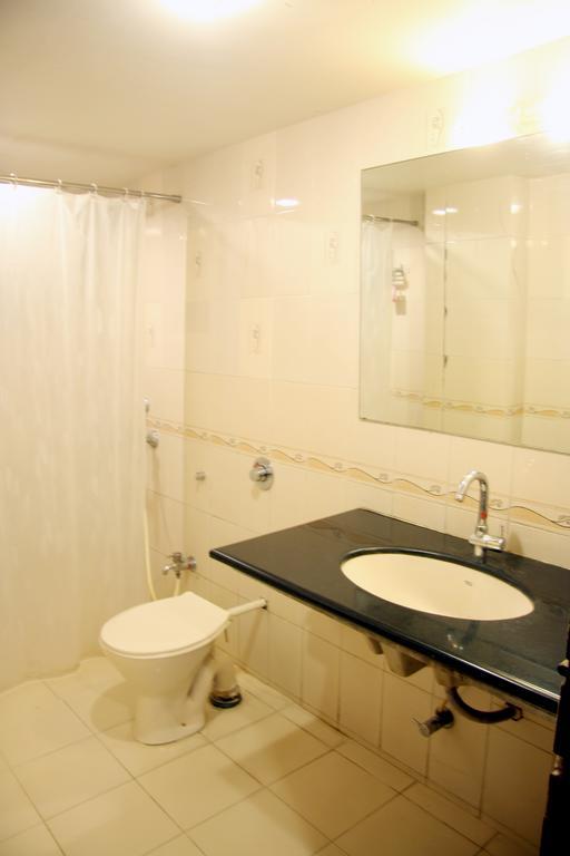 Hotel Jawahar Ulhāsnagar Buitenkant foto