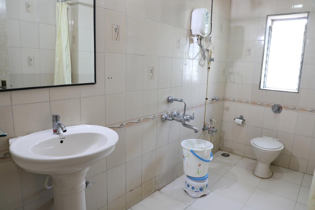 Hotel Jawahar Ulhāsnagar Buitenkant foto