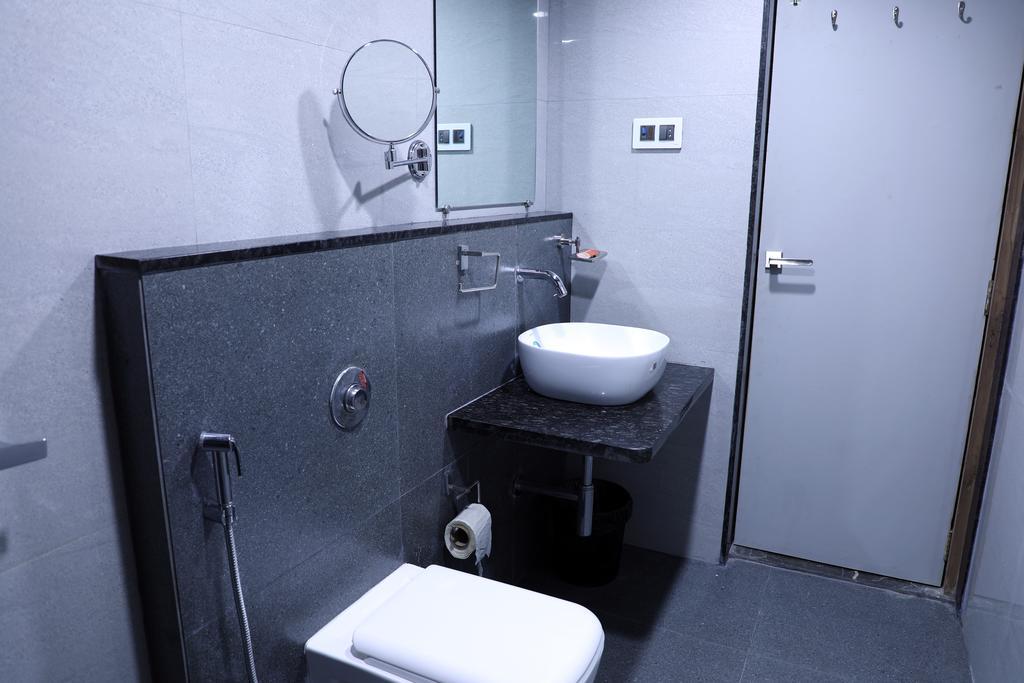 Hotel Jawahar Ulhāsnagar Buitenkant foto